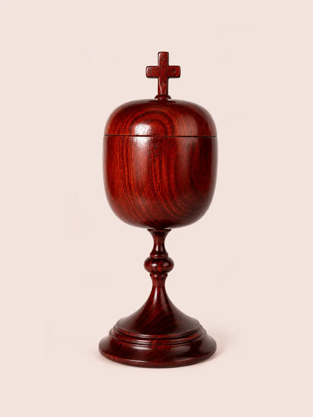 Cáliz de madera con cruz