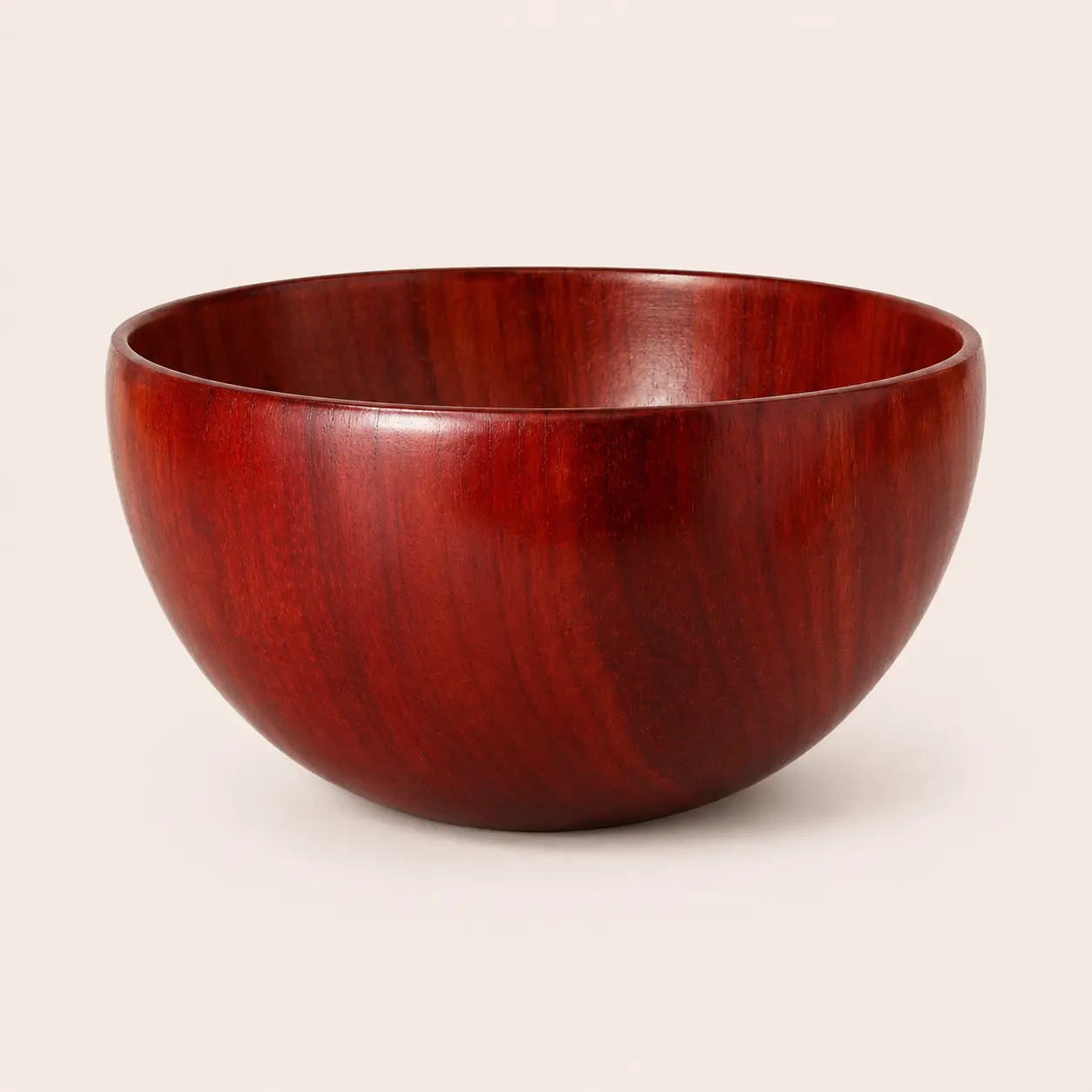 Cuenco de madera rojiza