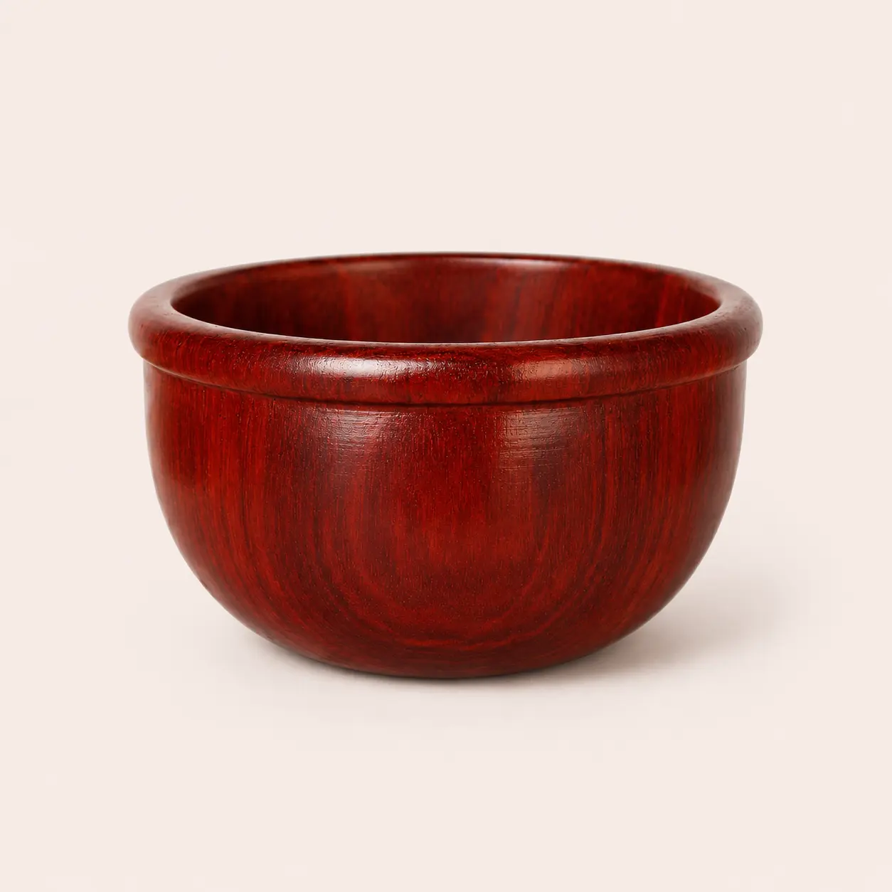 Tazón de madera rojiza